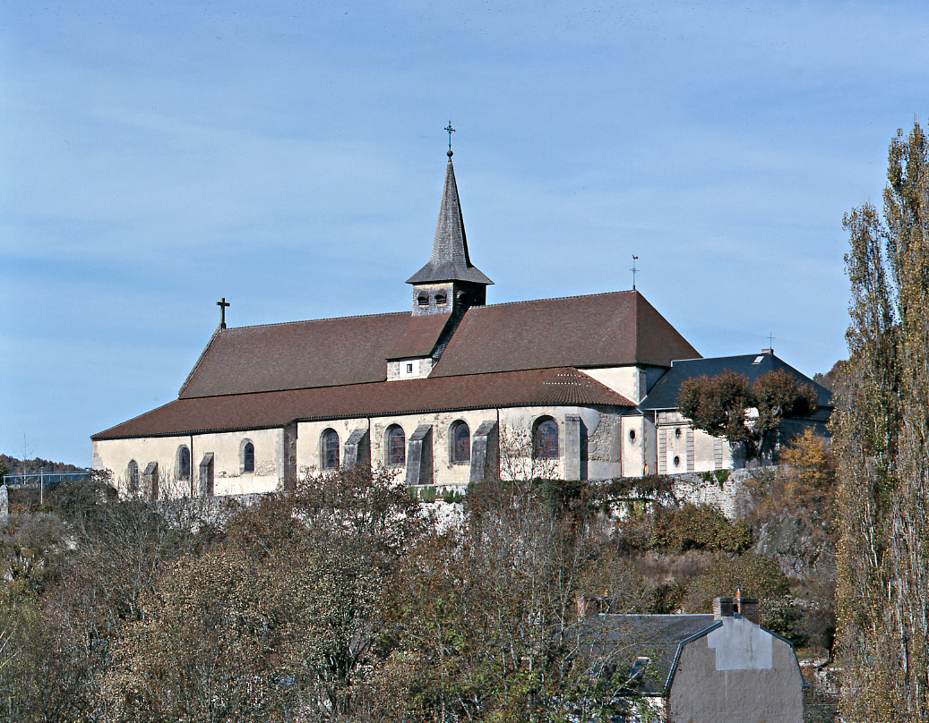 Vue générale de l'église Sainte-Croix depuis les toits du Musée départemental de la Tapisserie.
