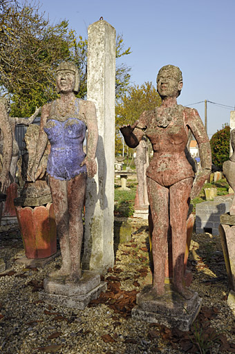 Statues de femmes en maillot de bain.