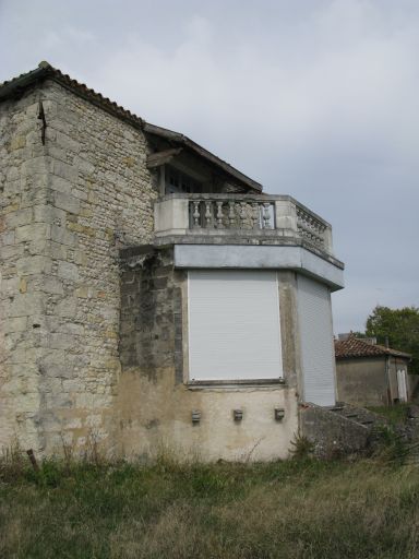L'avant-corps ajouté contre le mur pignon sud du logis.