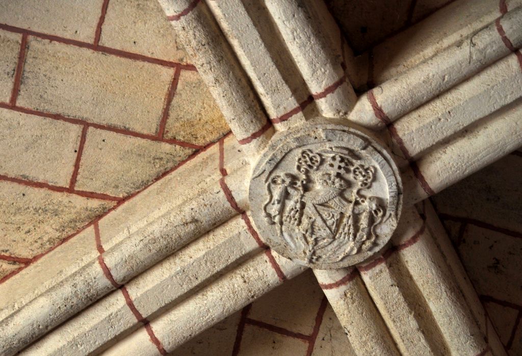 Transept sud : clé de voûte ornée des armoiries du cardinal Donnet.