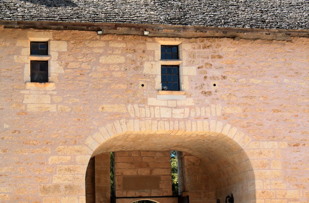 Détail de l'élévation postérieure (est) du châtelet d'entrée, au premier étage : fenêtres (demi-croisées) et orifices de tir circulaires pour armes à feu légères percés dans le mur.
