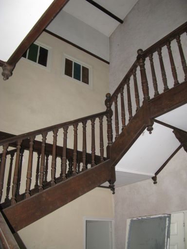 L'escalier tournant à l'intérieur du logis.