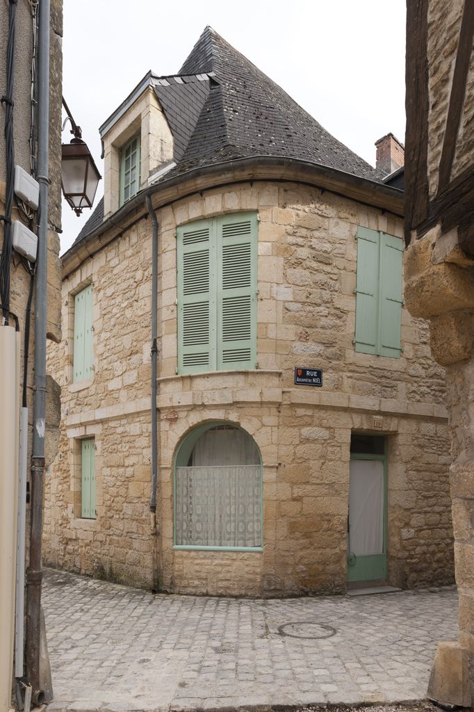 Maison du XVIIIe siècle de Montignac : angle adouci des deux façades à cordon et corniche continus.