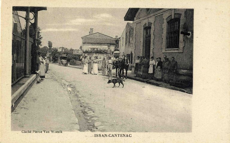 Carte postale : rue principale du village d'Issan.