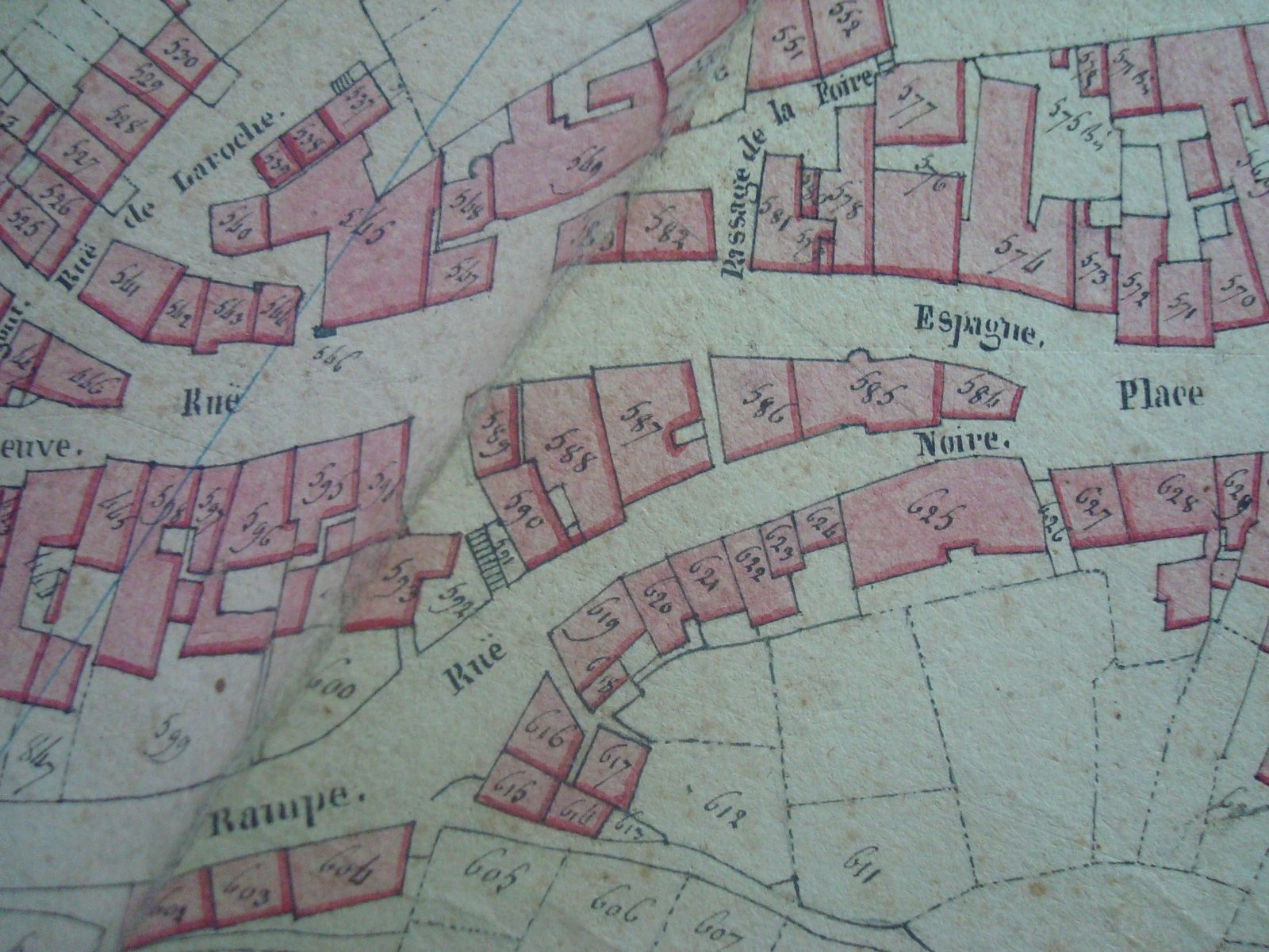 Plan géométrique de la ville d'Aubusson dressé par le géomètre Charrière en 1812, avec la parcelle 584 correspondant à la maison (AN)