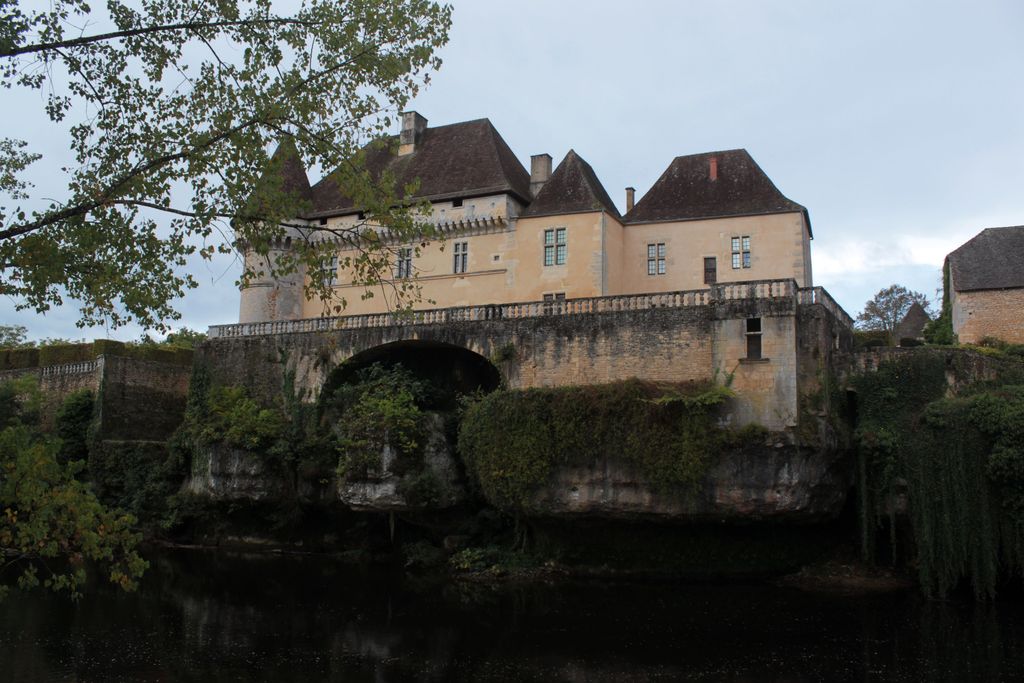 Vue d'ensemble du château et de sa terrasse à l'est, depuis la rive gauche de la Vézère : de gauche à droite, le bâtiment principal, le 