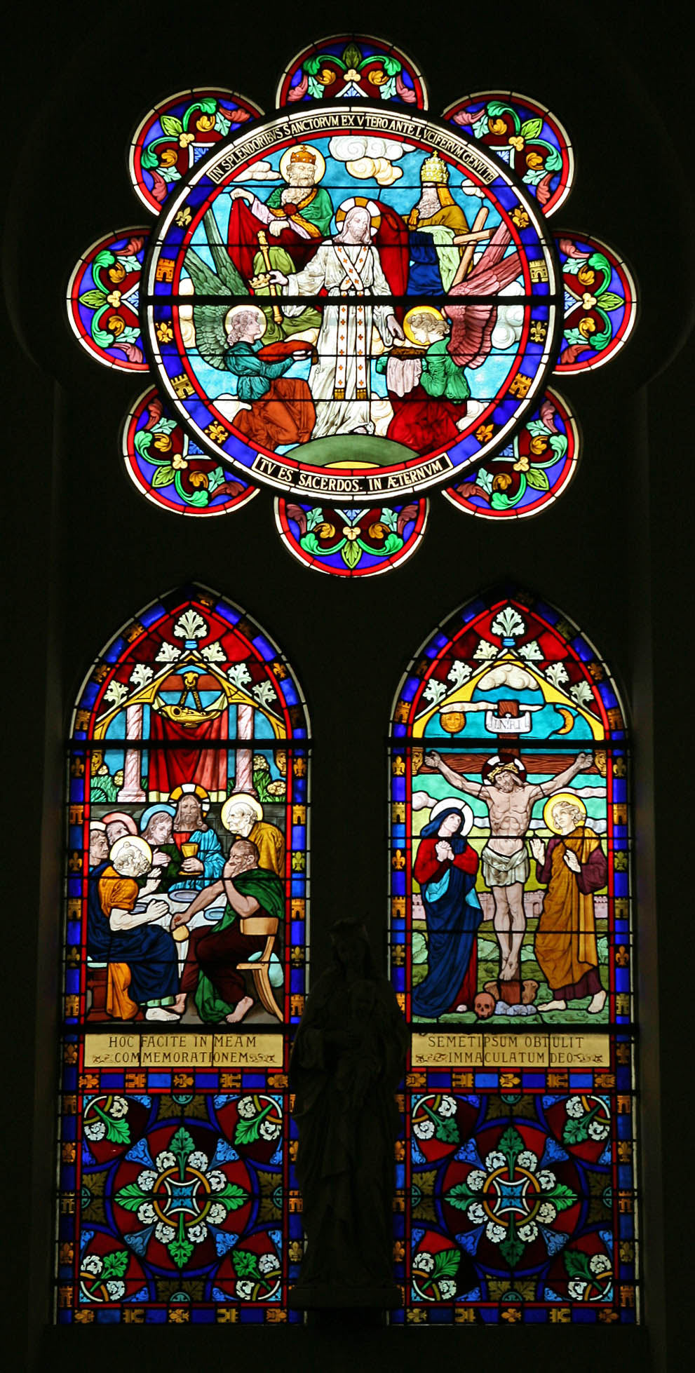 Baie 0 : la Cène (lancette gauche), la Crucifixion, la Passion du Christ (oculus).
