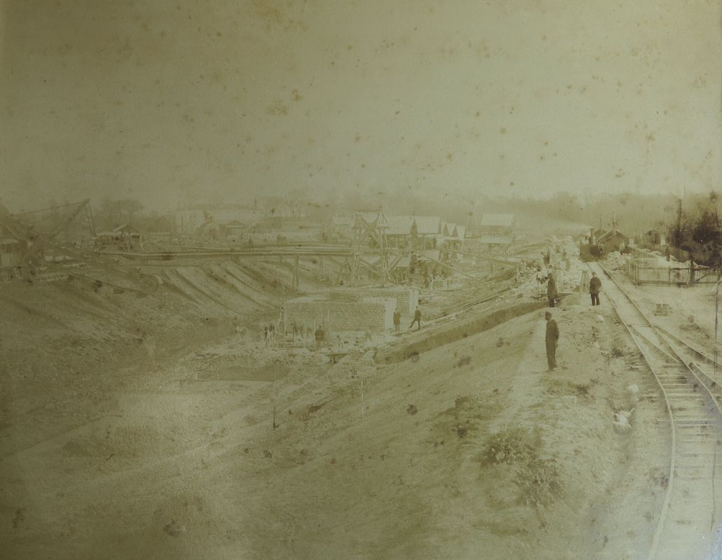 Construction du bassin : vue du quai ouest, le 21 avril 1883.