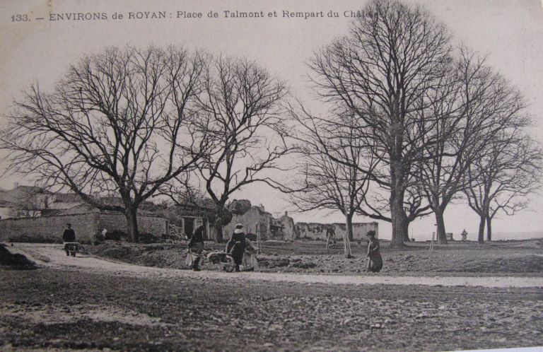 La place à l'entrée de Talmont, carte postale vers 1900.