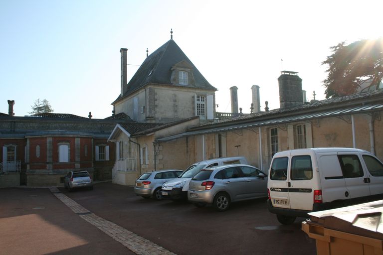 Façade occidentale, aile nord et cour nord.