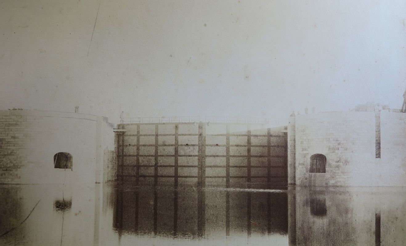 Construction du bassin : porte d'èbe amont, le 6 novembre 1889.