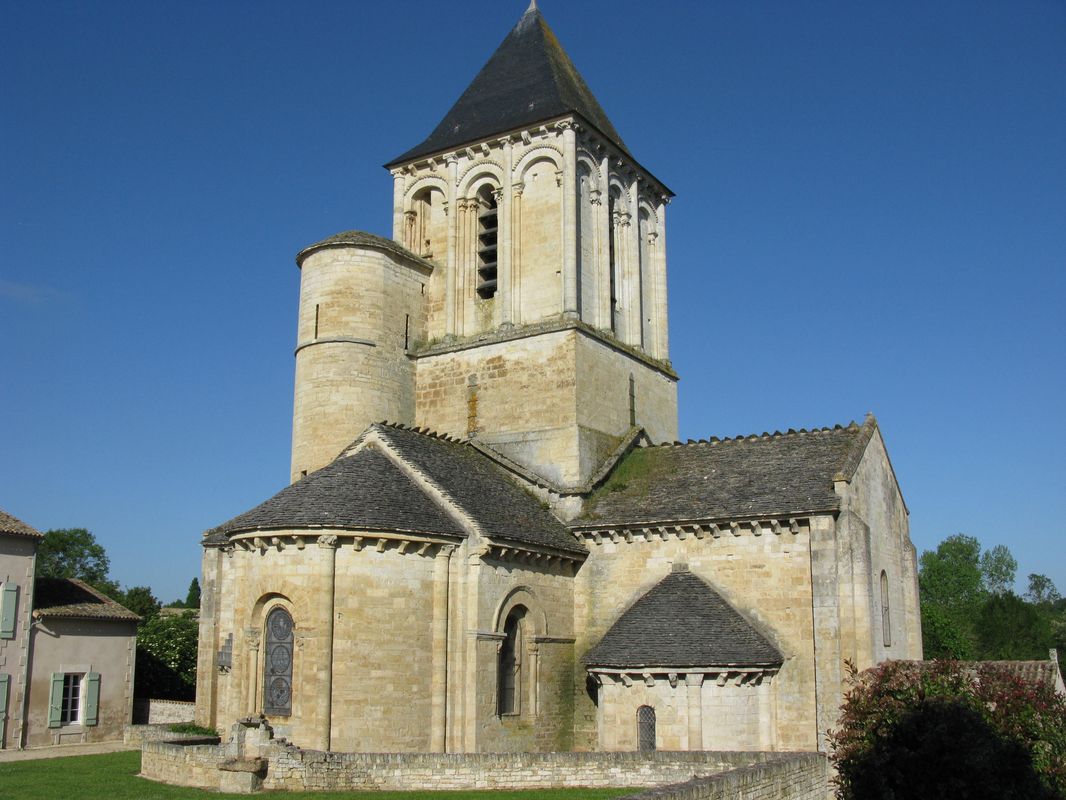 Le chevet de l'église Saint-Maixent vu depuis la route.