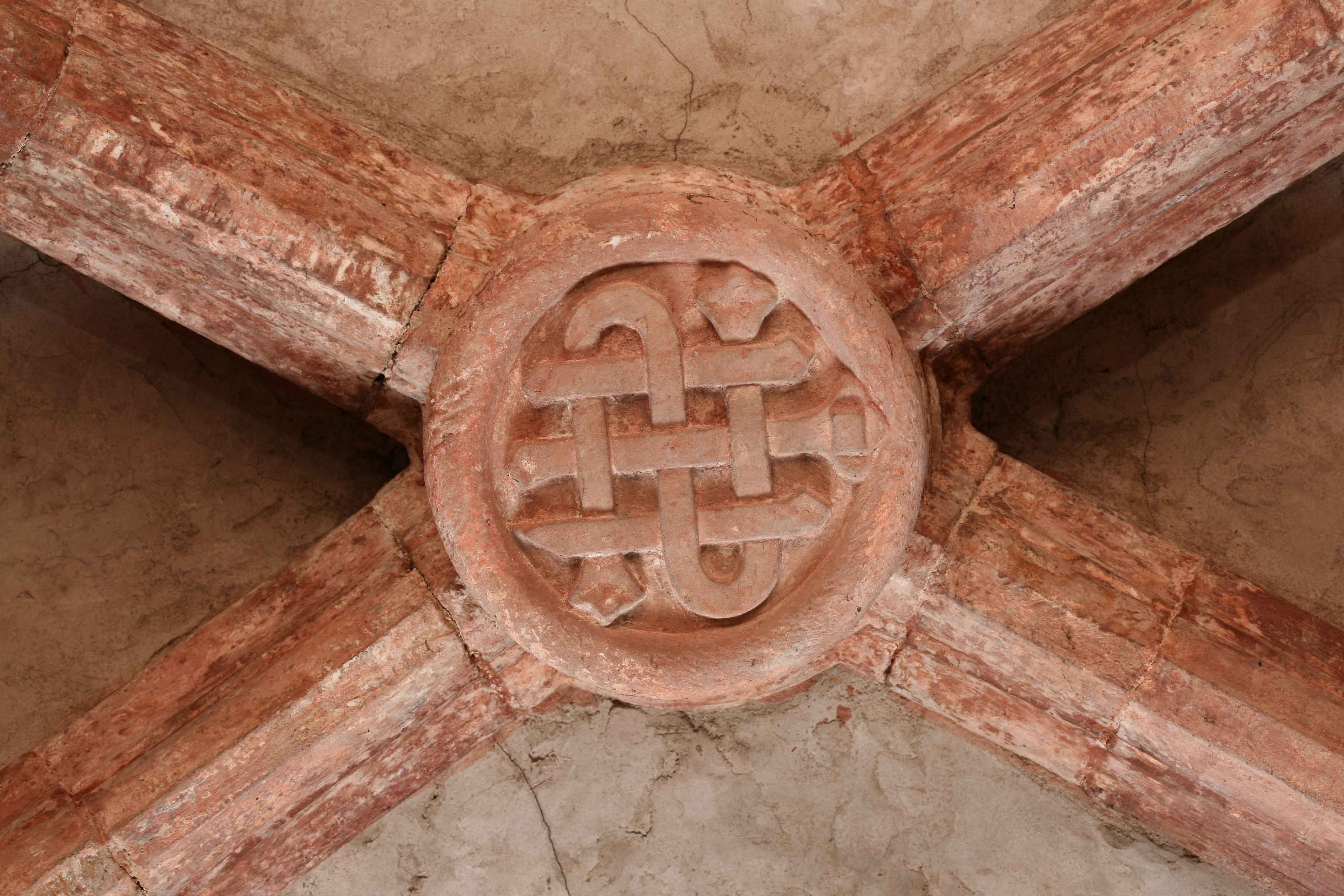Chapelle latérale sud, 1ère travée. Clef de voûte pendante sculptée, ornée d'un entrelacs géométrique.