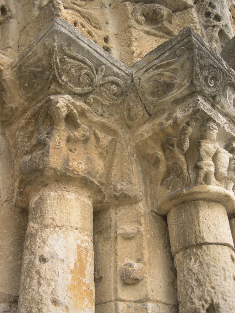 Façade occidentale, premier niveau, piédroit droit du portail central, vu de trois quarts. Chapiteaux et tailloirs droits : détail de la jonction.