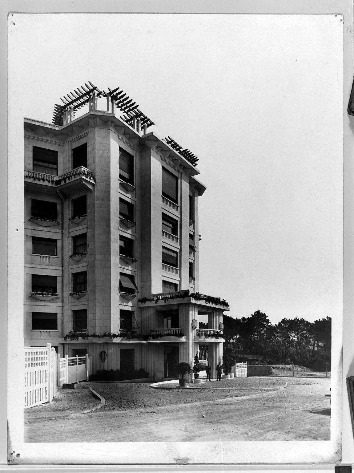 L'entrée de l'hôtel sur la façade antérieure en 1928.
