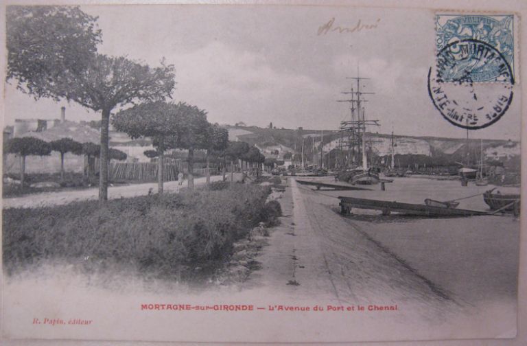 L'avant-port vu depuis l'aval, rive droite, sur une carte postale du début du 20e siècle.