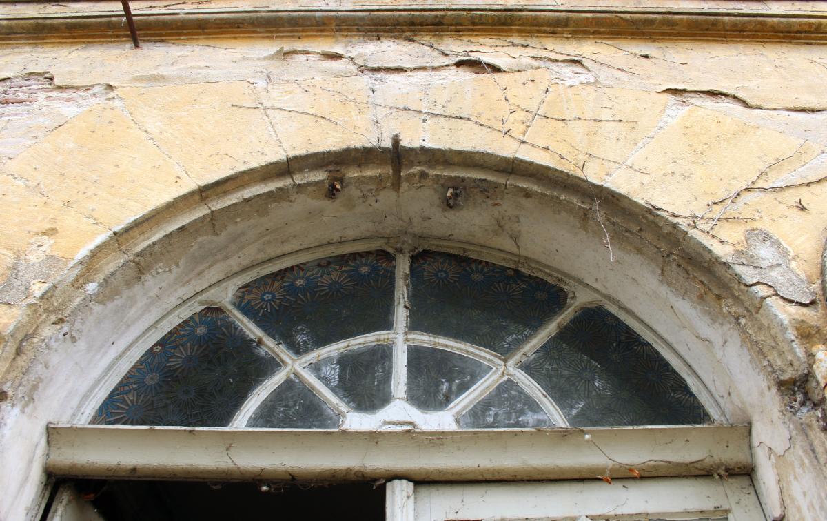Détail de la façade sur jardin, travée centrale : porte en plein-cintre à trumeau vitré.