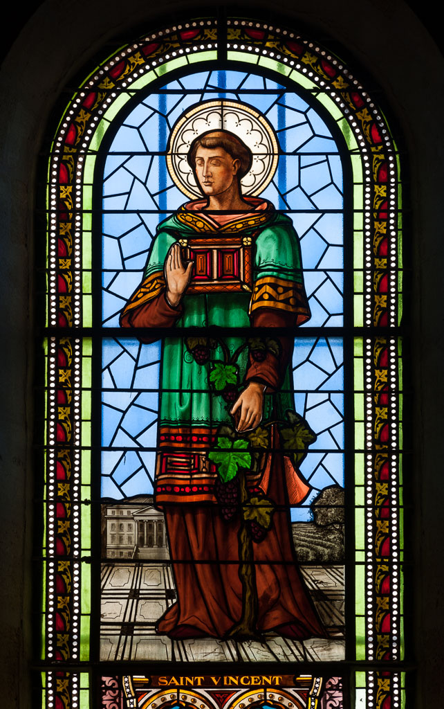 Bas-côté sud : vitrail représentant saint Vincent.