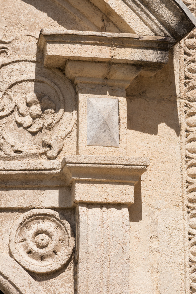 Façade sud, tourelle ouest, détail de la porte : pierre polychrome en cabochon.