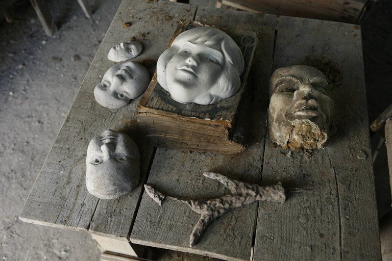 Ensemble de reliefs figurant des visages conservés dans l'atelier.