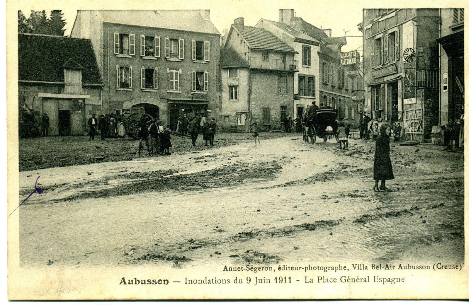 Carte postale montrant la place Espagne, lors des inondations survenues le 9 juin 1911 (AC Aubusson).