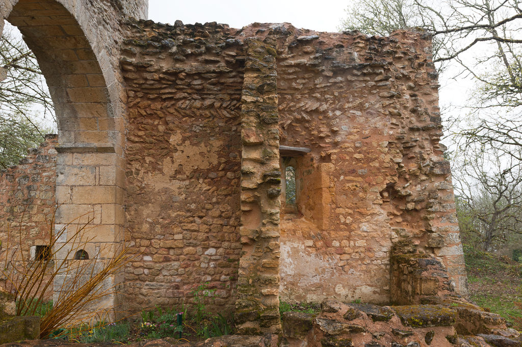 Détail de la face intérieure du mur gouttereau nord du choeur : petit appareil et opus spicatum.