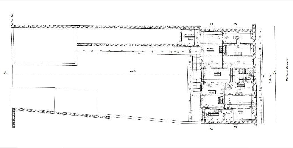 Plan au premier étage des dépendances et au rez-de-chaussée surélevé de la maison (relevé Triode Architectes, 2021).