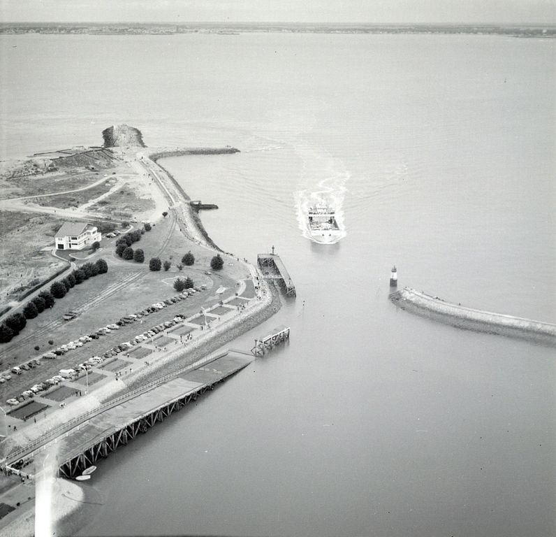 Vue aérienne, 1962 : la pointe de Grave et l'arrivée du bac à Port-Bloc.