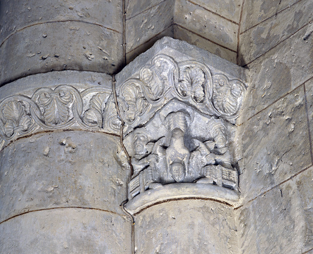 Intérieur, mur gouttereau sud, septième travée, registre inférieur, chapiteau gauche : deux jours de viole de part et d'autre d'un acrobate la tête en bas.