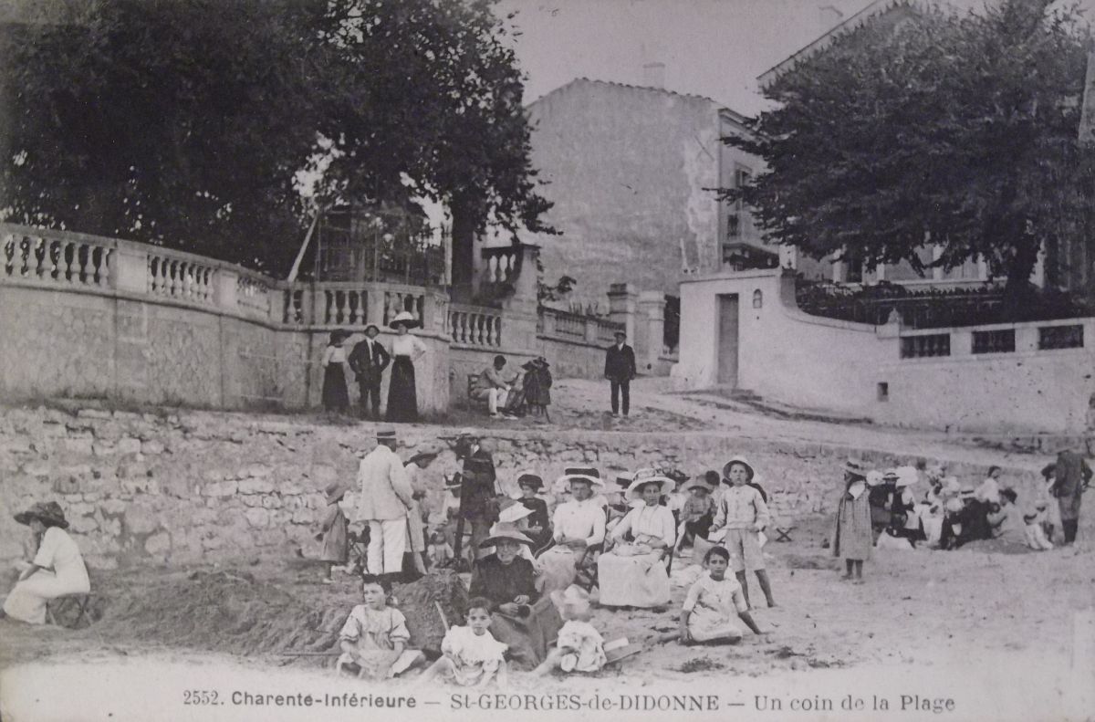 Sur la plage au débouché de la rue de la Goulette vers 1910.