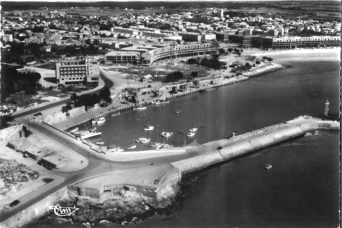 Vue aérienne du port vers 1955.