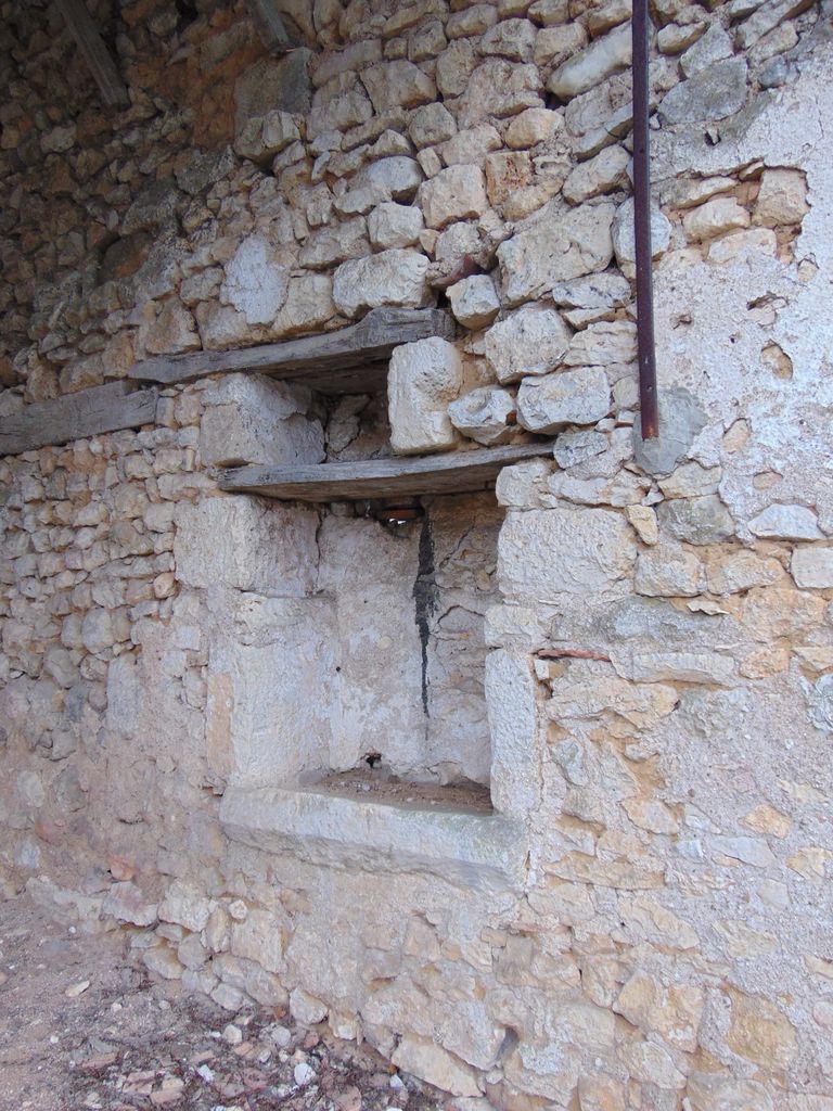 Pierre d'évier extérieure pour égoutter les fromages, aux Droux.