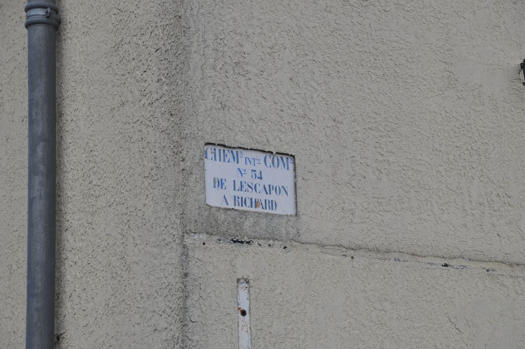 Plaque d'indication routière sur une maison à Goulée.
