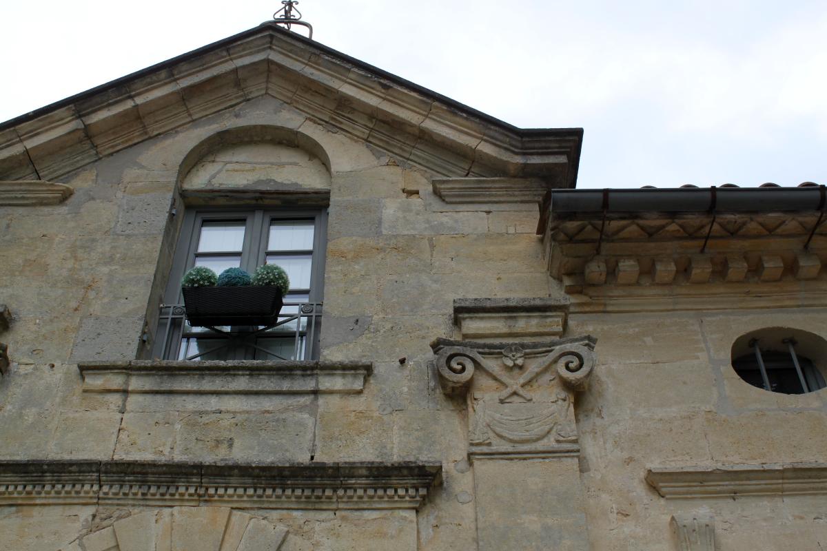 Logis, façade principale : détail du fronton de la travée centrale.