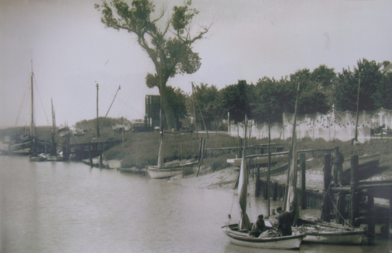 Gabare, bateaux et filets de pêche à Port-Maubert vers 1950.