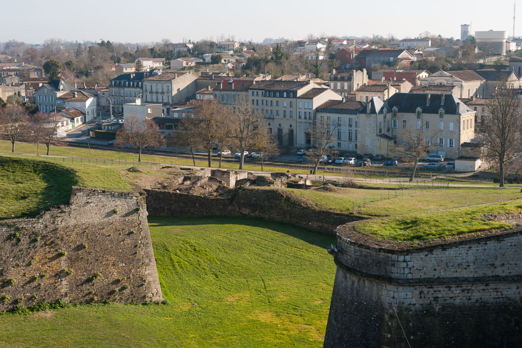 Vue des vestiges de l'abbaye Saint-Romain et des immeubles construits face à la citadelle entre la fin du 19e siècle et la fin du 20e siècle.
