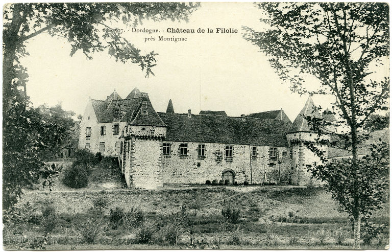 Vue d'ensemble au nord du château. Carte postale (éditeur inconnu), s.d. (après 1903).