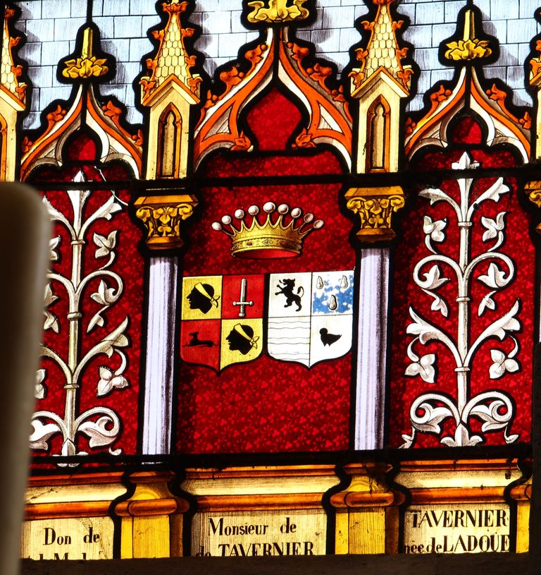 Baie 0 : Apparition du Sacré-Cœur à Marguerite-Marie Alacoque (détail : armoiries des donateurs Victor de Tavernier et Marie de Ladoue).