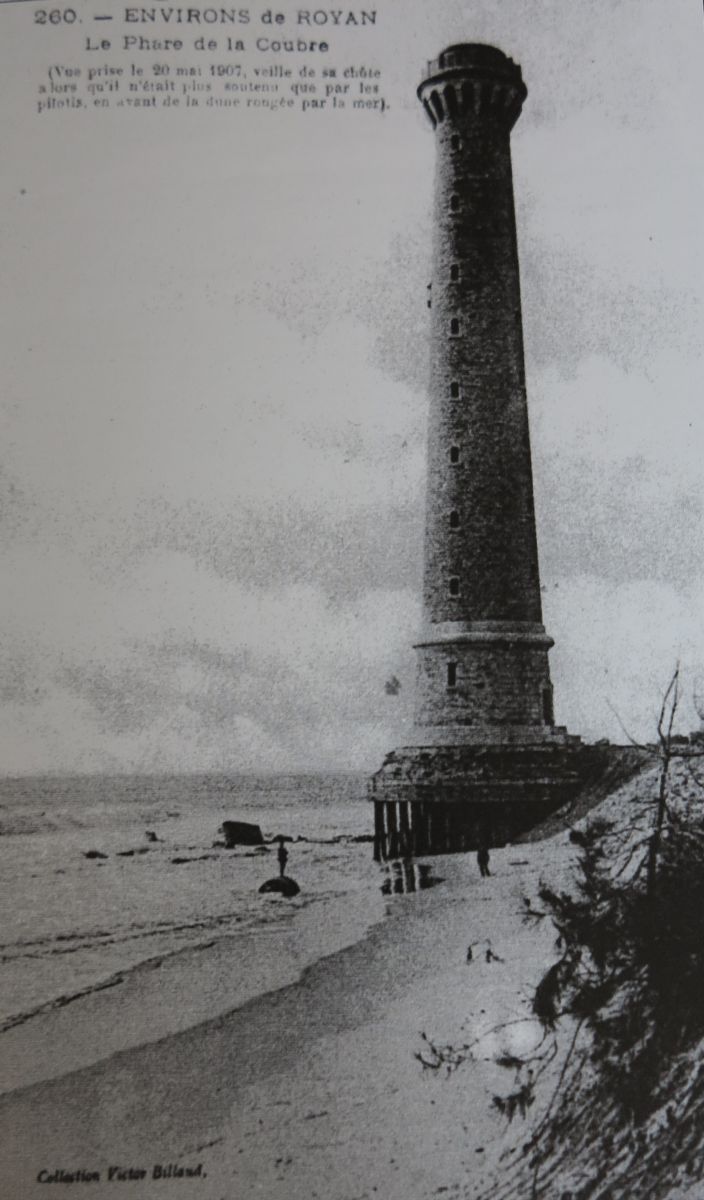 Mai 1907 : sur le point de s'écrouler, le phare est envahi par les vagues.