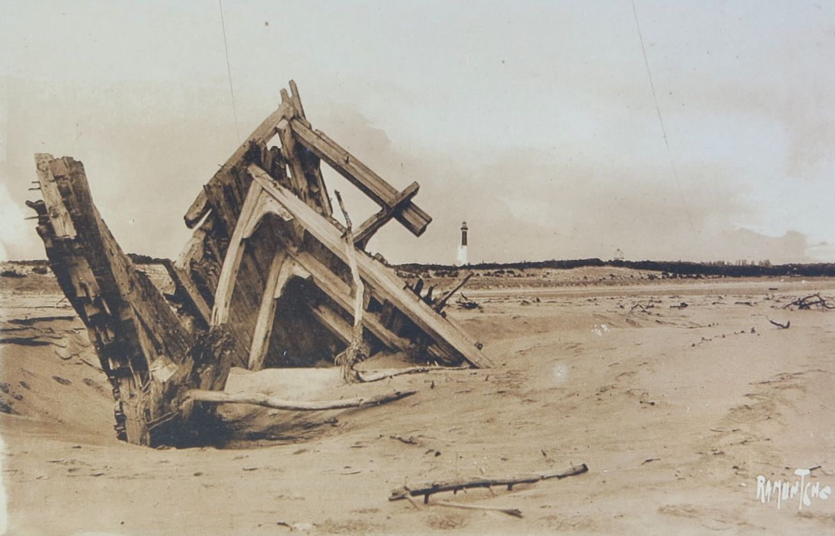 Epave du navire L'Annie-Martia, échoué près du phare de la Coubre en 1920.