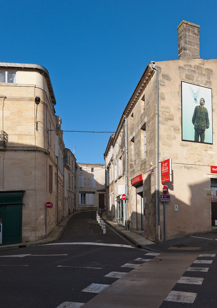 Vue de la rue du Marché depuis la place de la Victoire.