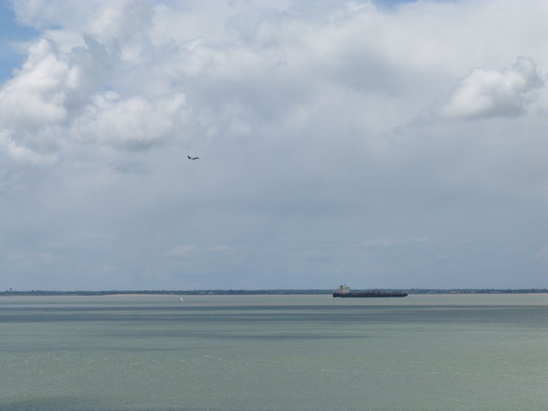 Cargo et avion de chasse sur l'estuaire au niveau de Meschers.
