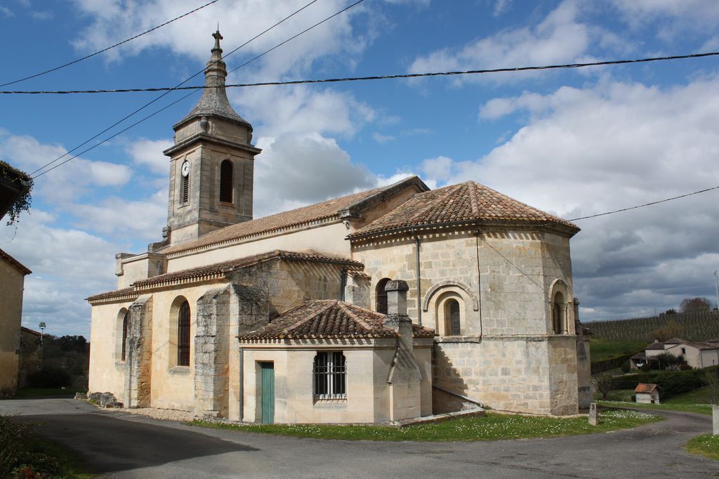 Eglise Saint-Pierre dans l'ancien bourg.