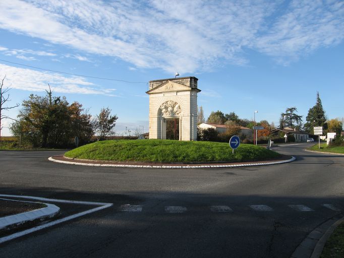 Rond-point à l'entrée du bourg : reproduction de la porte de Fort-Médoc.