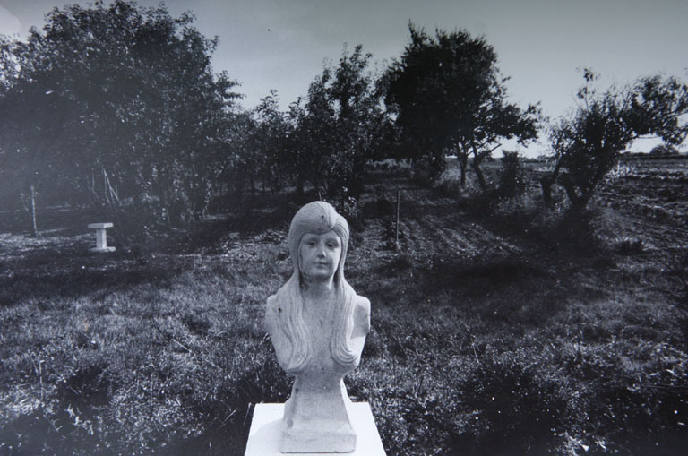 Buste aujourd'hui disparu photographié au début des années 1980.