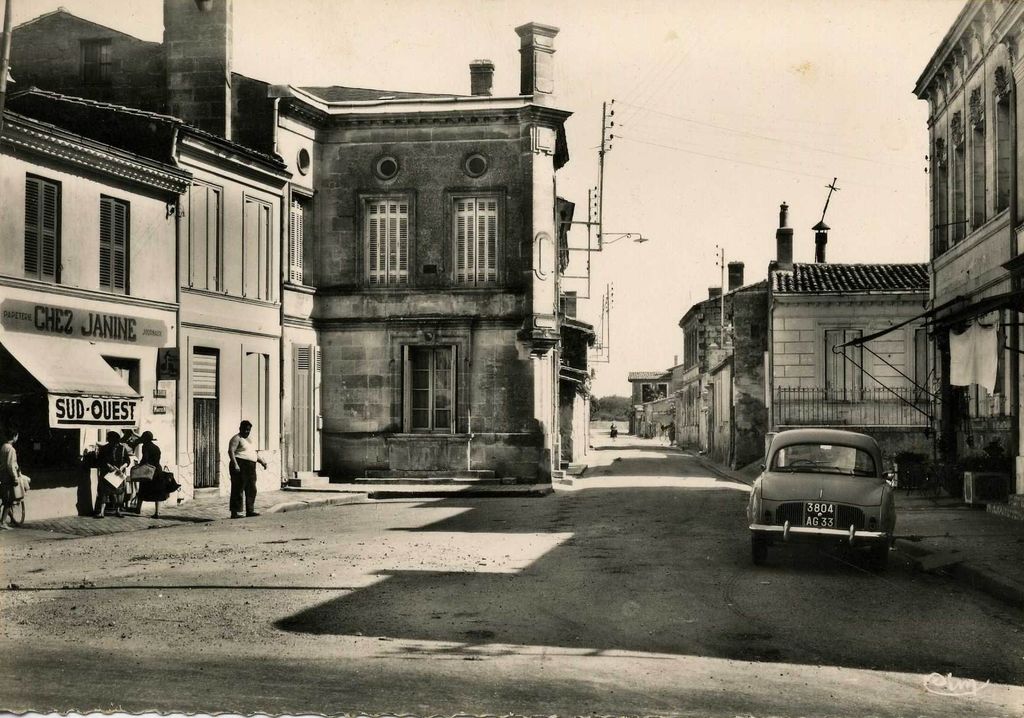 Carte postale (collection particulière) : Beychevelle, place du Carrousel, 3e quart 20e siècle.