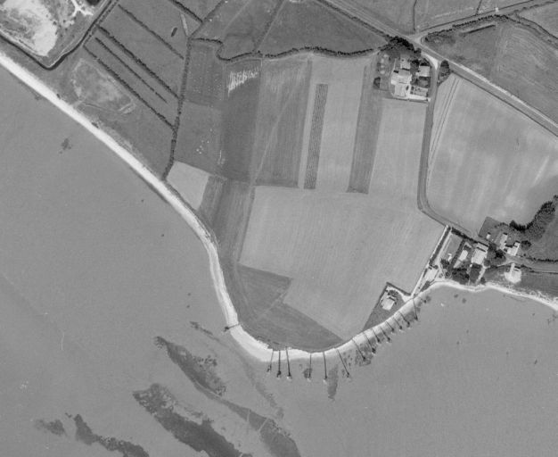 Vue aérienne de Port Maran en 1976, avec des carrelets sur le côté sud de la pointe.