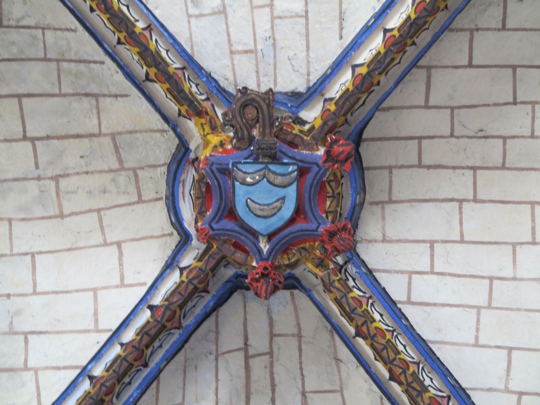 Décor peint sur la clé de voûte de la troisième travée (choeur) : armoiries d'un abbé.