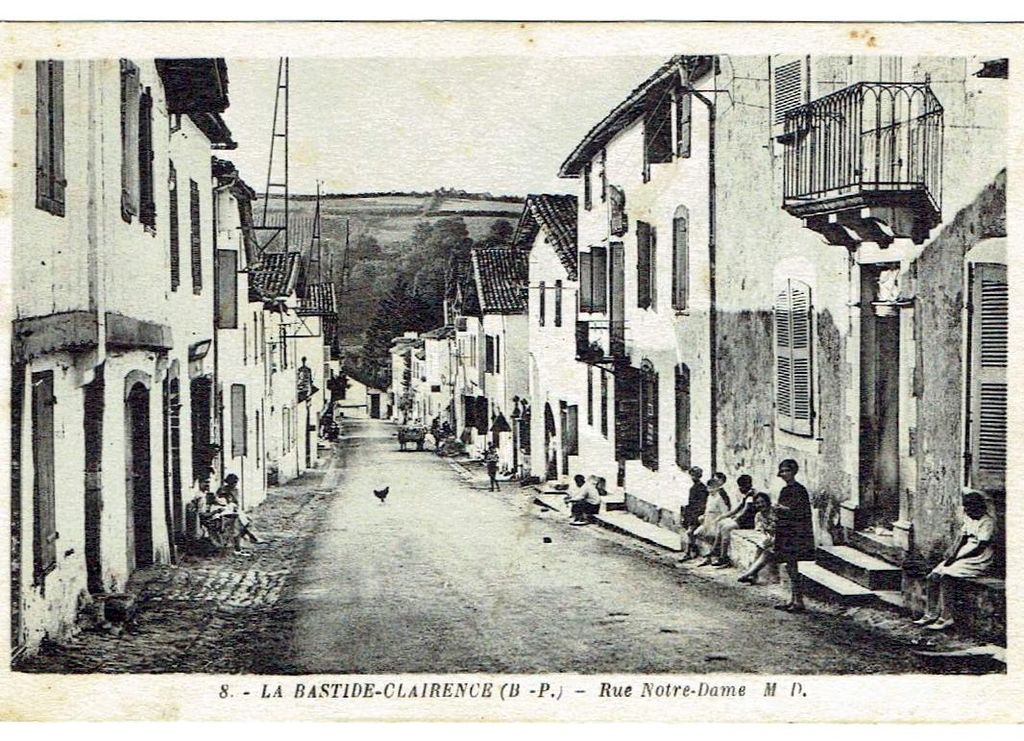 Ancienne carte postale d'une vue de la rue Notre-Dame, du sud vers le nord.