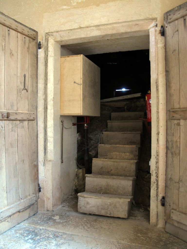 Grand corps de logis, aile sud, rez-de-chaussée : porte d'accès à l'ancienne grande salle (?) à droite de l'escalier.